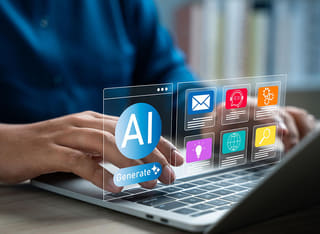 Inversor novato en criptomonedas aprendiendo los fundamentos del trading automatizado con IA