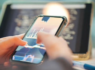 Inversor examinando un procedimiento transparente de retirada y transferencia de fondos