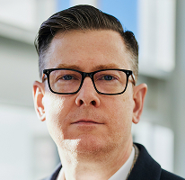 Alexander Hughes, CEO y ejecutivo de una empresa de trading de criptomonedas, en un retrato